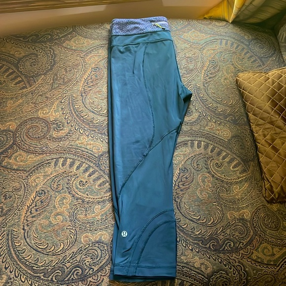 Lululemon capri leggings size 8 - Picture 2 of 4